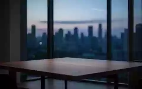 Ein minimalistischer, modern eingerichteter Raum bei Dämmerung mit Blick auf eine unscharfe Skyline. - Foto: über boerse-global.de