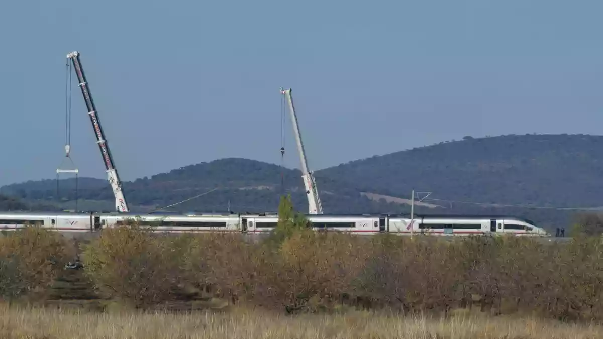 Die Bergungsarbeiten hielten an. - Bild: Eusebio García Del Castillo/EUROPA PRESS/dpa