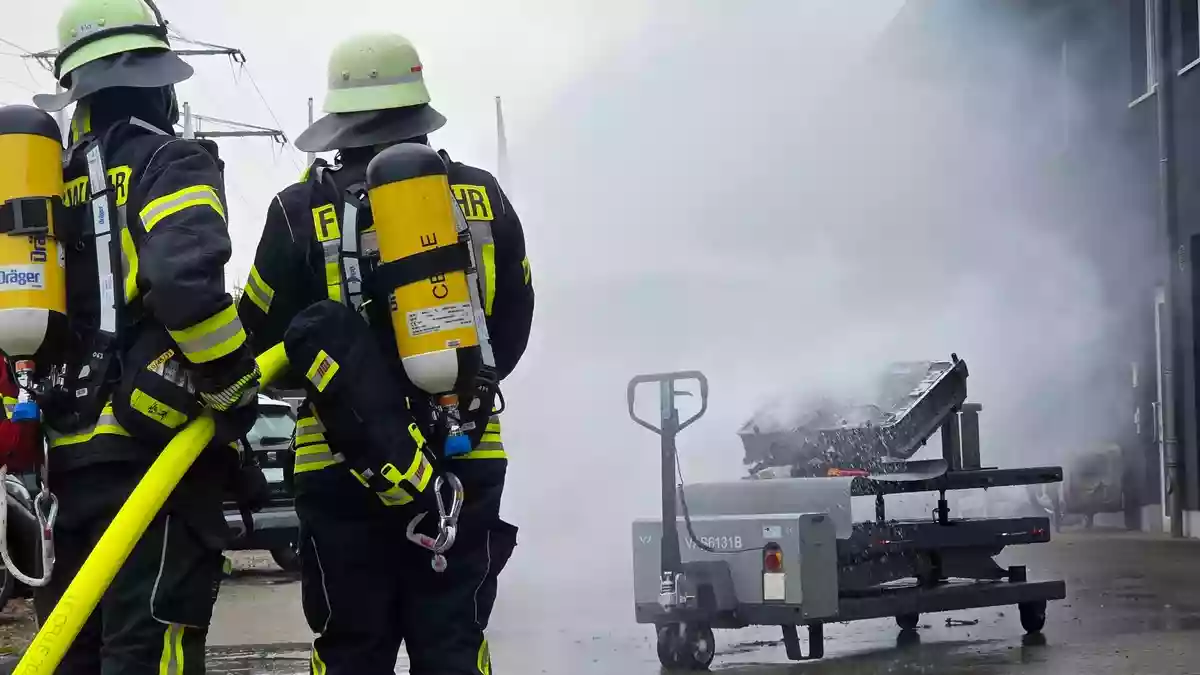 FW Celle: Hochvoltbatterie brennt in Altencelle - Bild: presseportal.de