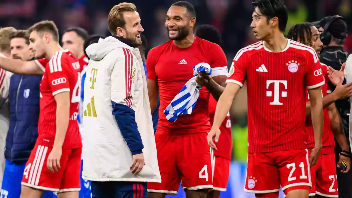 Die Bayern-Stars freuen sich für Harry Kane (weiße Jacke) und den noch fehlenden Trainer Vincent Kompany. - Bild: Tom Weller/dpa