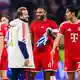 Die Bayern-Stars freuen sich für Harry Kane (weiße Jacke) und den noch fehlenden Trainer Vincent Kompany. - Bild: Tom Weller/dpa