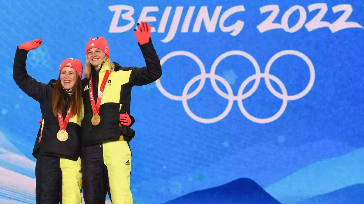 Victoria Carls größter Moment: Olympia-Gold 2022 im Teamsprint mit Katharina Hennig (l). (Archivbild) - Bild: Angelika Warmuth/dpa