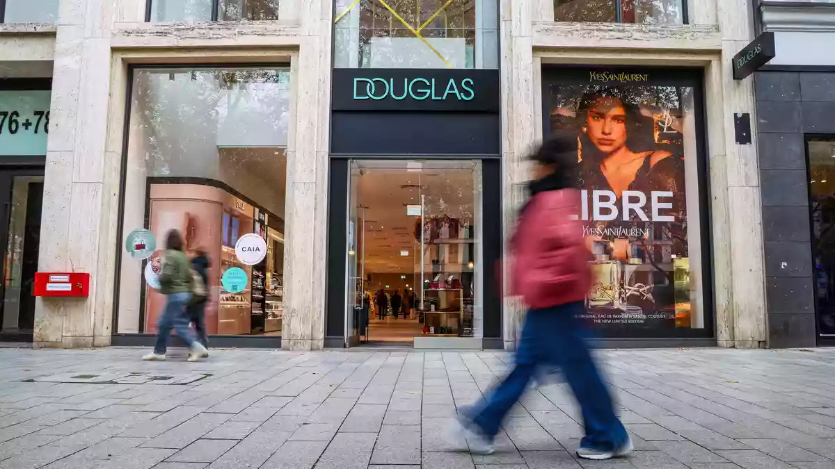Eine Filiale der Parfümeriekette Douglas an der Düsseldorfer Einkaufsmeile Kö. Ob auch sie am Samstag sicherheitshalber geschlossen bleibt, teilte das Unternehmen nicht mit.  - Bild: Christoph Reichwein/dpa