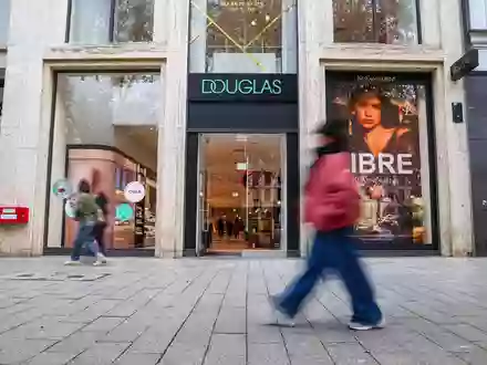 Eine Filiale der Parfümeriekette Douglas an der Düsseldorfer Einkaufsmeile Kö. Ob auch sie am Samstag sicherheitshalber geschlossen bleibt, teilte das Unternehmen nicht mit.  - Foto: Christoph Reichwein/dpa