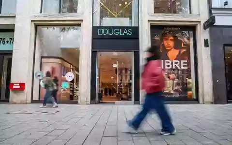Eine Filiale der Parfümeriekette Douglas an der Düsseldorfer Einkaufsmeile Kö. Ob auch sie am Samstag sicherheitshalber geschlossen bleibt, teilte das Unternehmen nicht mit. - Foto: Christoph Reichwein/dpa