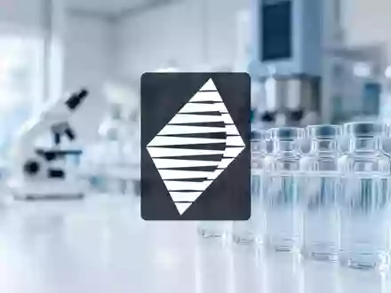 Moderne Laborumgebung mit sterilen Glasfläschchen und Präzisionsinstrumenten in einer professionellen, klinischen Ästhetik. - Foto: über boerse-global.de