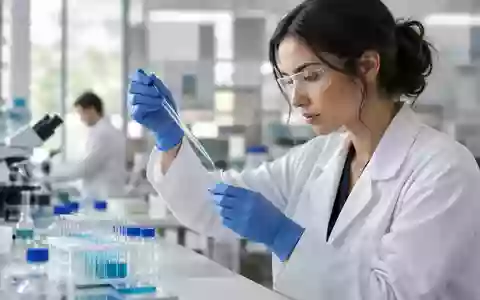 Wissenschaftler in einem modernen Labor bei der Arbeit mit biologischen Proben. - Foto: über boerse-global.de