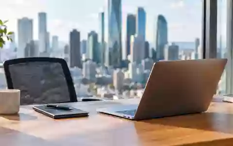 Moderner, heller Büroarbeitsplatz mit Laptop vor einem unscharfen Hintergrund eines Finanzviertels. - Foto: über boerse-global.de