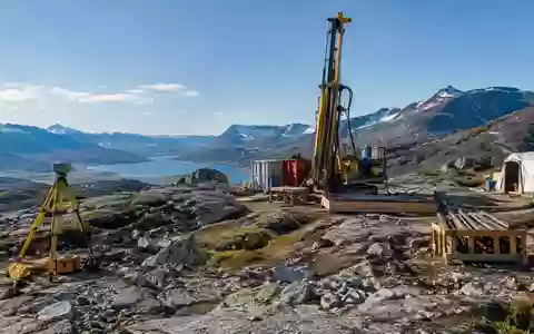 Geologische Bohrausrüstung auf einem abgelegenen Explorationsgelände in einer felsigen Berglandschaft. - Foto: über boerse-global.de