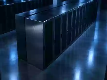 Dunkler, minimalistischer Serverraum mit glänzenden Metall-Serverracks und kühler blauer Beleuchtung. - Foto: über boerse-global.de