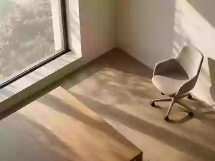 Ein minimalistischer, heller Arbeitsplatz mit weichem Lichteinfall und neutralen Oberflächen in einer ruhigen Umgebung. - Foto: über boerse-global.de
