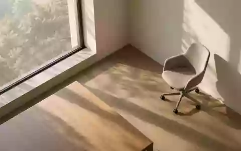 Ein minimalistischer, heller Arbeitsplatz mit weichem Lichteinfall und neutralen Oberflächen in einer ruhigen Umgebung. - Foto: über boerse-global.de