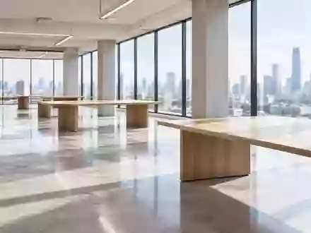 Heller, moderner Büroraum mit minimalistischem Design, bodentiefen Fenstern und viel natürlichem Tageslicht. - Foto: über boerse-global.de