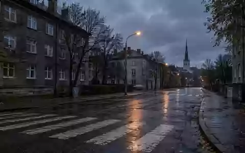 Eine verregnete Straßenkreuzung in einem Stadtviertel von Tallinn während der Dämmerung mit leeren Fußgängerüberwegen. - Foto: über boerse-global.de