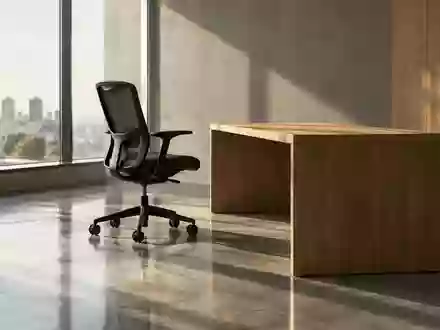 Ein minimalistisches, unbesetztes Büro mit einem ergonomischen Stuhl und einem Schreibtisch bei natürlichem Lichteinfall. - Foto: über boerse-global.de