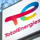 Bei Totalenergies schnellte der Nettogewinn im dritten Quartal allein im Vergleich zum zweiten Jahresviertel um gut die Hälfte nach oben. - Bild: Fabian Sommer/dpa