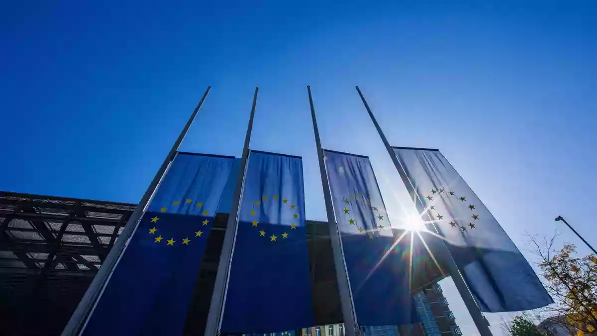 Die Europäische Zentralbank in Frankfurt entscheidet regelmäßig über die Leitzinsen im Euroraum. Nach zwei Zinserhöhungen in diesem Jahr hält die Notenbank vorerst still. - Bild: Andreas Arnold/dpa