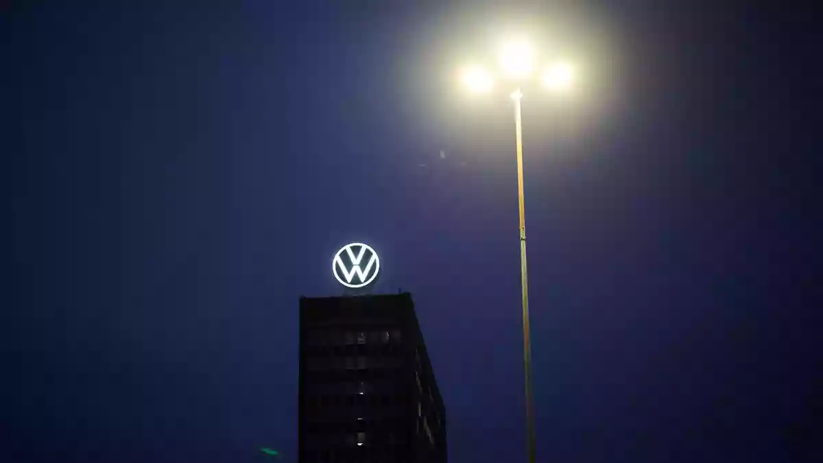 Volkswagen steuert auf ein Verlustjahr zu.  - Bild: Julian Stratenschulte/dpa