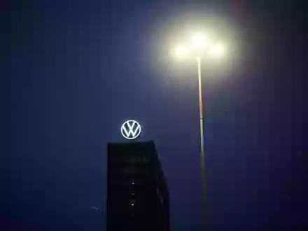 Volkswagen steuert auf ein Verlustjahr zu.  - Foto: Julian Stratenschulte/dpa