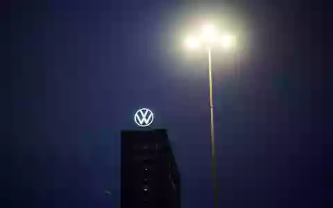 Volkswagen steuert auf ein Verlustjahr zu.  - Foto: Julian Stratenschulte/dpa