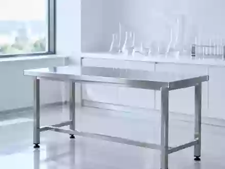 Ein minimalistischer, klinischer Untersuchungsraum in einem medizinischen Forschungslabor mit einem leeren Edelstahltisch. - Foto: über boerse-global.de