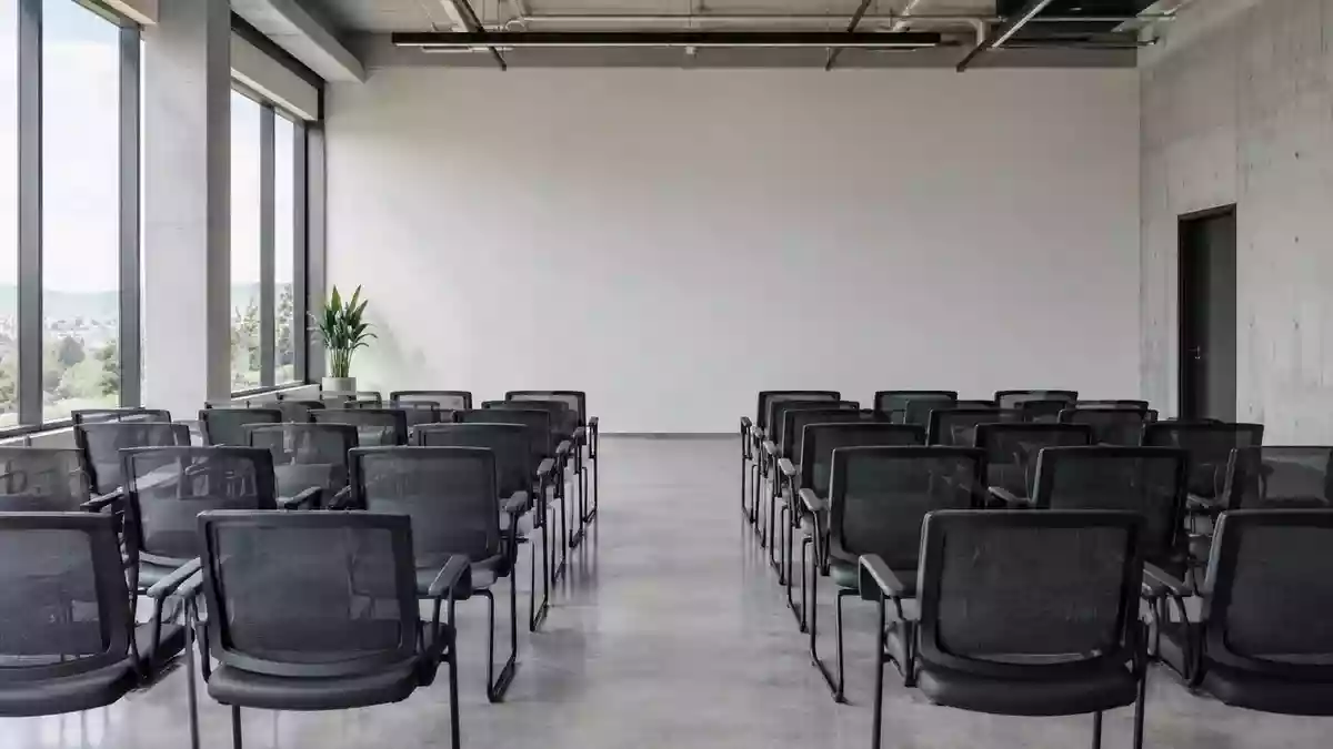 Ein minimalistischer, leerer Schulungsraum in einer Industrieanlage mit natürlichem Lichteinfall. Illustration mit AI erstellt.