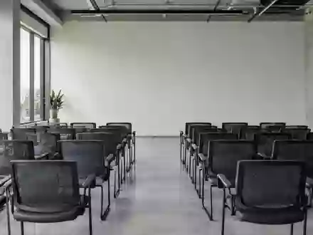 Ein minimalistischer, leerer Schulungsraum in einer Industrieanlage mit natürlichem Lichteinfall. - Foto: über boerse-global.de