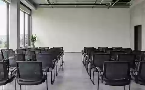Ein minimalistischer, leerer Schulungsraum in einer Industrieanlage mit natürlichem Lichteinfall. - Foto: über boerse-global.de