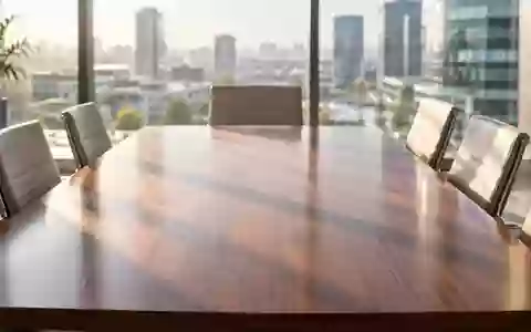 Ein minimalistischer, leerer Konferenztisch in einem modernen, sonnendurchfluteten Bürogebäude. - Foto: über boerse-global.de