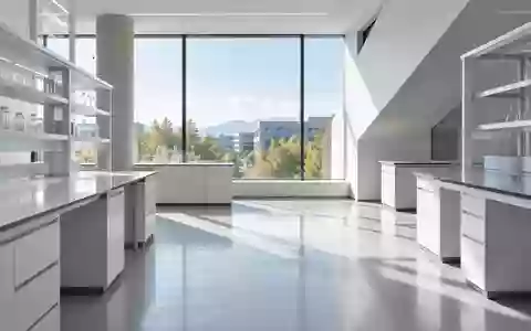 Ein minimalistischer, heller Forschungsraum in einer Universität mit klaren architektonischen Linien und natürlichem Licht. - Foto: über boerse-global.de