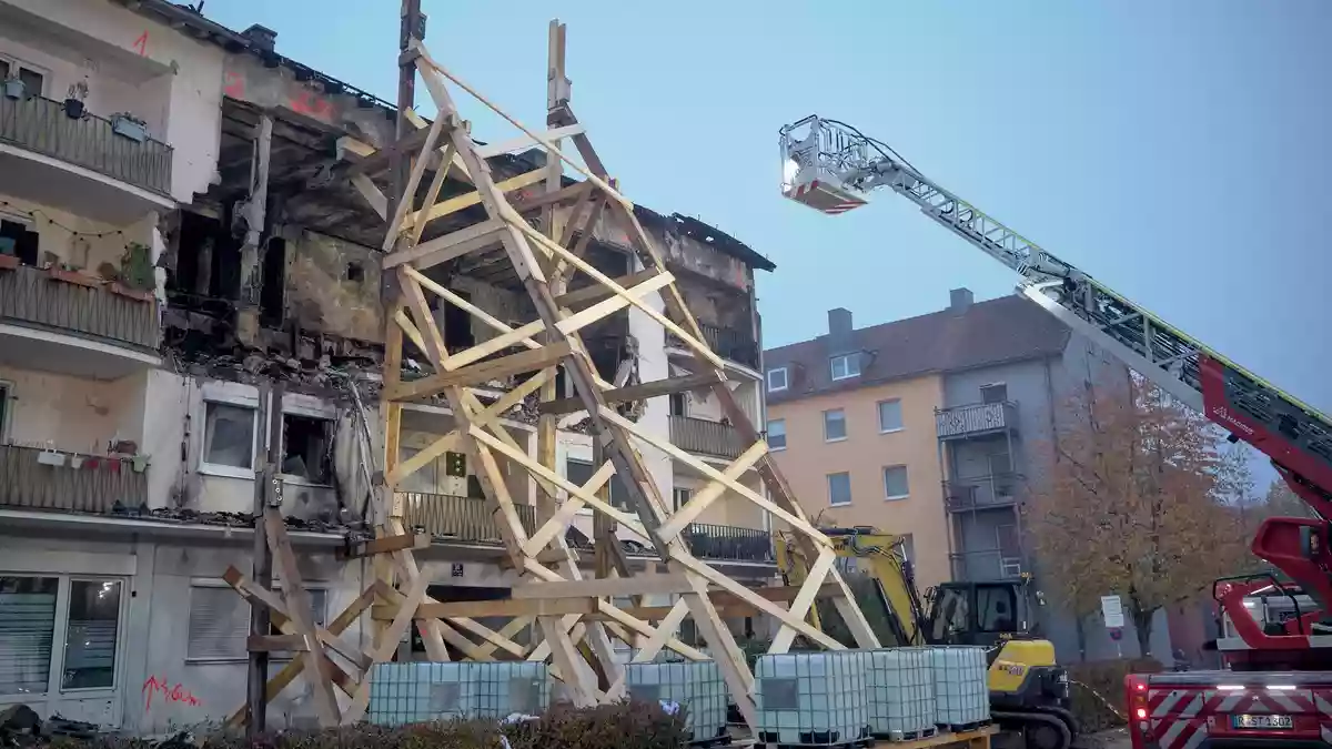 Mit einem Holzgerüst wurde das Gebäude stabilisiert. - Bild: Tizian Gerbing/dpa