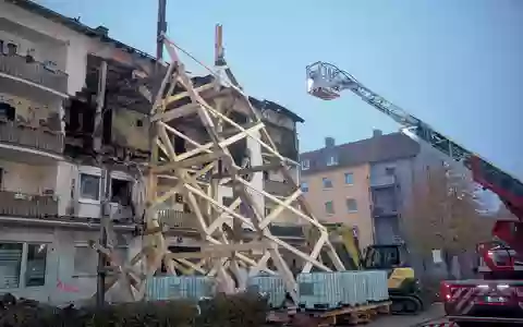 Mit einem Holzgerüst wurde das Gebäude stabilisiert. - Foto: Tizian Gerbing/dpa