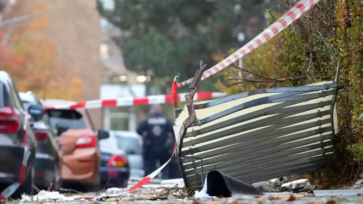 Trümmer flogen bis auf den Gehweg. - Bild: Felix Kirberg/dpa