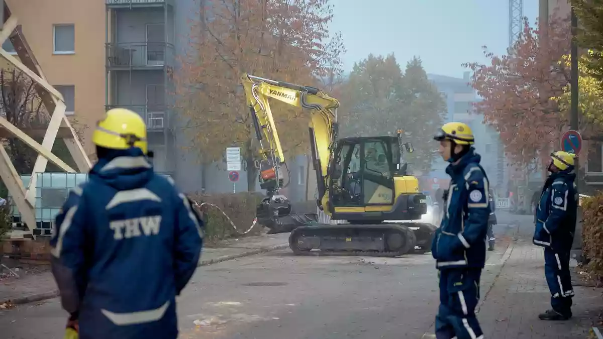 Als Explosionsursache steht Gas im Raum.   - Bild: Tizian Gerbing/dpa