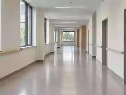 Ein moderner, leerer Flur in einem deutschen Krankenhaus mit neutraler Architektur und sachlicher Beleuchtung. - Foto: über boerse-global.de