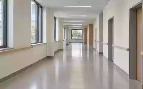 Ein moderner, leerer Flur in einem deutschen Krankenhaus mit neutraler Architektur und sachlicher Beleuchtung. - Foto: ĂŒber boerse-global.de