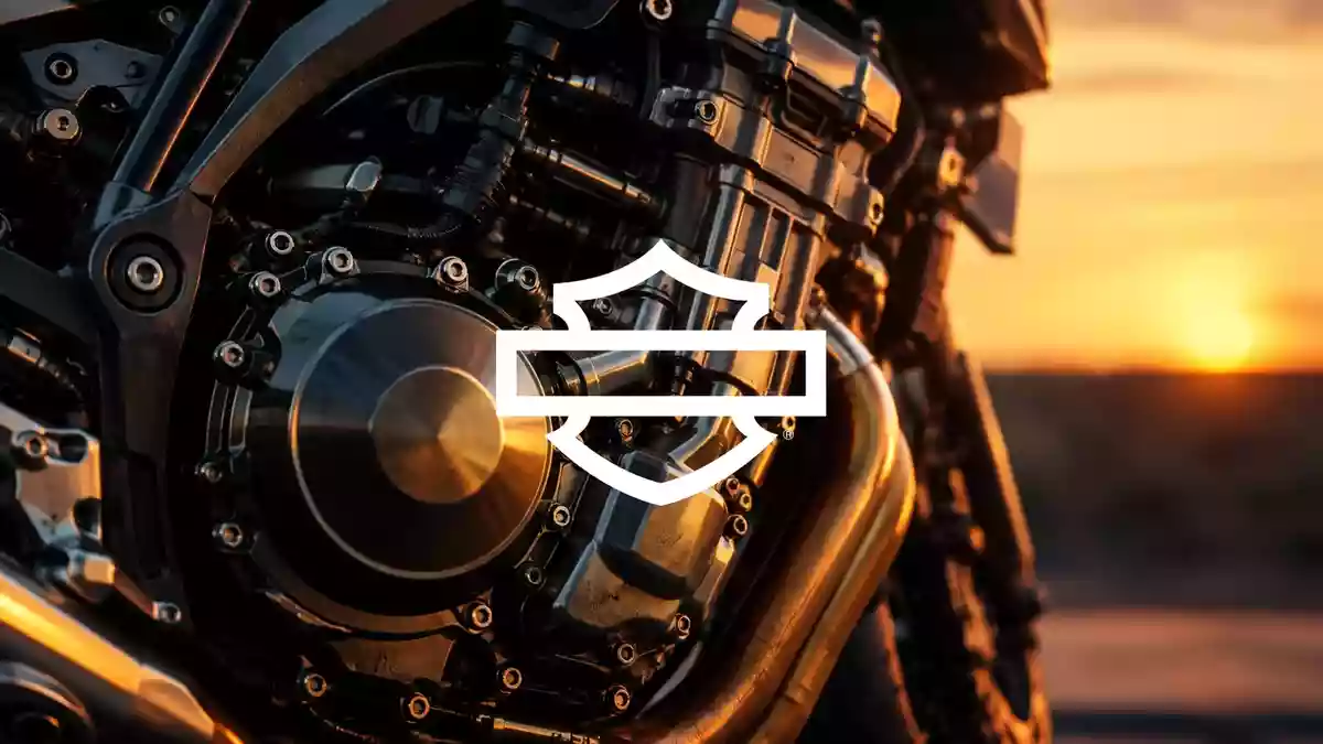 Nahaufnahme eines modernen Motorradmotors bei stimmungsvoller Beleuchtung als Symbol für die Motorradindustrie. Illustration mit AI erstellt.