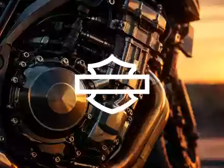Nahaufnahme eines modernen Motorradmotors bei stimmungsvoller Beleuchtung als Symbol für die Motorradindustrie. - Foto: über boerse-global.de