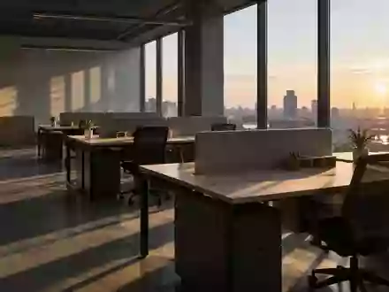 Ein leerer, modern gestalteter Büroraum mit aufgeräumten Schreibtischen im sanften Morgenlicht. - Foto: über boerse-global.de