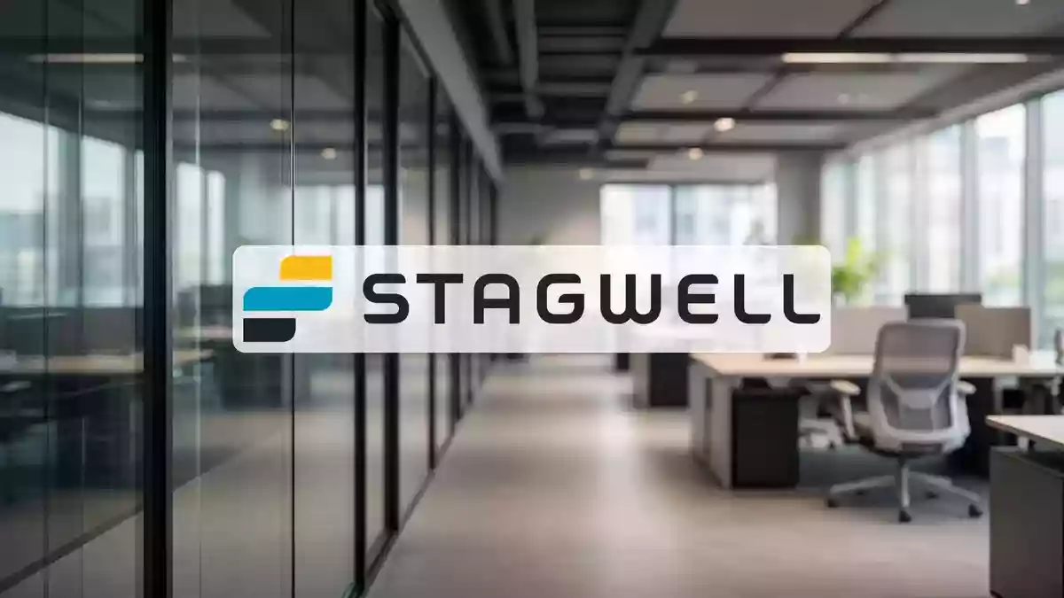 Abstrakte Darstellung einer modernen Büroumgebung mit hellem, professionellem Licht, die Wachstum und Effizienz symbolisiert. Illustration mit AI erstellt.