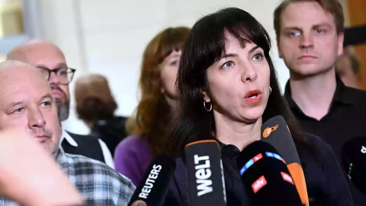 Linke-Fraktionsvorsitzende Elif Eralp hat betont, konsequent gegen Gewalt und Kriminalität vorgehen zu wollen.  - Bild: Britta Pedersen/dpa