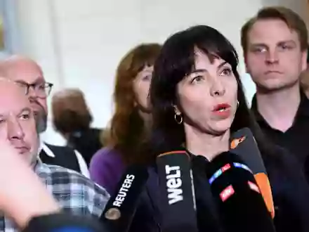 Linke-Fraktionsvorsitzende Elif Eralp hat betont, konsequent gegen Gewalt und Kriminalität vorgehen zu wollen. - Foto: Britta Pedersen/dpa