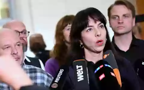 Linke-Fraktionsvorsitzende Elif Eralp hat betont, konsequent gegen Gewalt und Kriminalität vorgehen zu wollen.  - Foto: Britta Pedersen/dpa