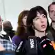 Linke-Fraktionsvorsitzende Elif Eralp hat betont, konsequent gegen Gewalt und Kriminalität vorgehen zu wollen.  - Bild: Britta Pedersen/dpa
