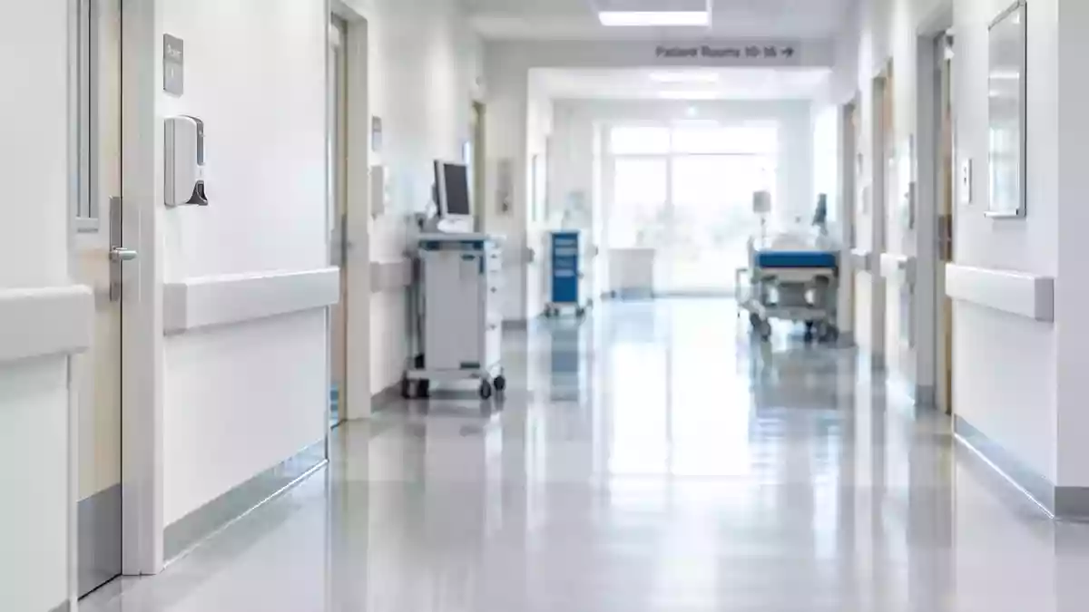 Ein heller, steriler Krankenhausflur in modernem Design mit weichem Tageslicht und einer ruhigen, professionellen Atmosphäre. Illustration mit AI erstellt.
