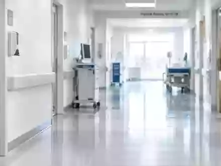Ein heller, steriler Krankenhausflur in modernem Design mit weichem Tageslicht und einer ruhigen, professionellen Atmosphäre. - Foto: über boerse-global.de