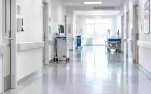 Ein heller, steriler Krankenhausflur in modernem Design mit weichem Tageslicht und einer ruhigen, professionellen Atmosphäre. - Foto: über boerse-global.de