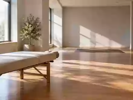 Ein heller, leerer Physiotherapieraum mit Holzboden und weichem Tageslicht, der eine ruhige und professionelle Atmosphäre vermittelt. - Foto: über boerse-global.de