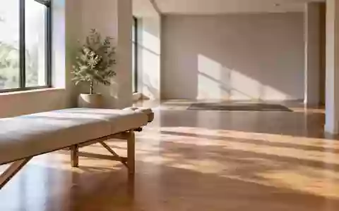 Ein heller, leerer Physiotherapieraum mit Holzboden und weichem Tageslicht, der eine ruhige und professionelle Atmosphäre vermittelt. - Foto: über boerse-global.de