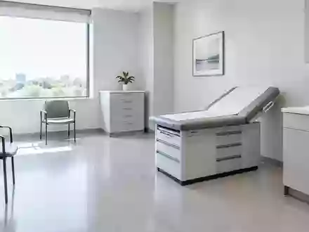Ein minimalistischer, heller medizinischer Untersuchungsraum in einem Krankenhaus mit neutralen Farben und natürlichem Licht. - Foto: über boerse-global.de